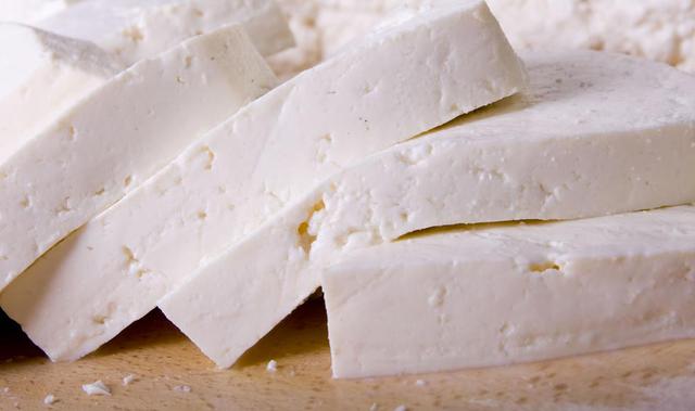 El queso Panela es un queso fresco, suave y blanco de leche de vaca pasteurizada, no requiere maduración, se produce de cuajadas semi desueradas.1 2 Servido más a menudo como parte de una bandeja de aperitivo o como bocado. Absorbe otros sabores fácilment