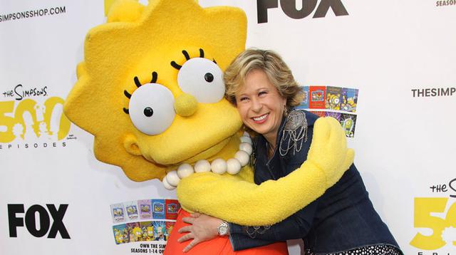 Yeardley Smith, The Simpsons (Fox), US$ 315,000 x ep. Nacida en París, Francia, desde 1989 Yeardley Smith interpreta a la pequeña genio Lisa Simpson. En un inicio audicionó para el papel de Bart, pero la eligieron para darle voz a Lisa.
