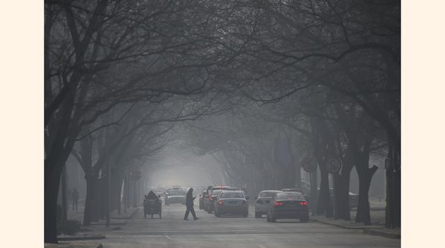 Las mañanas en la ciudad de Beijing tienen más parecido a un anochecer debido a la alta contaminación ambiental. (Foto: Reuters)