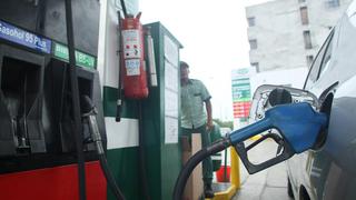 Combustibles aún son 43% más caros que en enero pese a caída del crudo