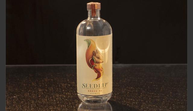 FOTO 19 | Mención honorable para la bebida no espirituosa: Seedlip Grove 42. La bebida no espirituosa con esencias botánicas mezcla tres variedades de naranja, más limón, jengibre y citronela para ofrecer algo un tanto más brillante y picante que las variantes anteriores. Es mejor en las rocas con un chorrito de soda y se puede usar en cócteles más complejos junto con ingredientes que potencian el perfil cítrico de Grove.