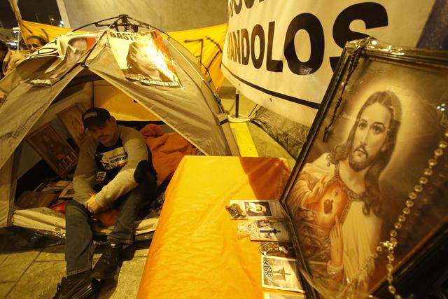 Mark Vito Villanella, esposo de Keiko Fujimori, acata su sexto día de huelga de hambre en los exteriores del penal donde ella cumple un mandato de prisión preventiva en el marco del caso Odebrecht.  (Foto: Miguel Bellido / GEC)