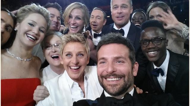 El famoso ‘selfie’ de las celebridades de los premios Óscar, a cargo de la presentadora Ellen DeGeneres, obtuvo más de 3.3 millones de ‘retuits’. (Foto: Getty)