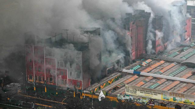 El fuego inició el mediodía del jueves en un inmueble conocido como "Galería Nicolini", plagado de baldes de pintura, balones de acetileno (que se usa para soldaduras) y productos inflamables. (Foto: Andina).