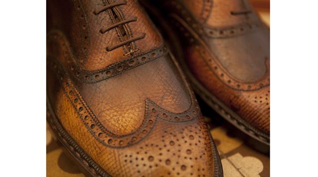 Benjamin Klemann. Representa la unión de los dos métodos artesanos más longevos y reconocidos de la zapatería a medida: el inglés y el húngaro. De hecho, sus modelos Oxfords son muy similares a los británicos y sus Derbys tienen el aspecto algo armado y b