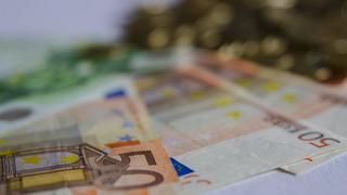 El euro cuesta menos de un dólar por especulaciones de que la Fed subirá más su tasa