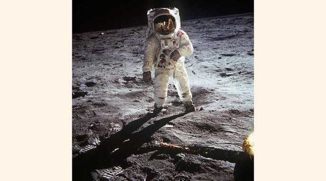 Programa Apollo. El programa, también conocido como Proyecto Apollo, se llevó a cabo de 1961 a 1972 y costó US$ 25,400 millones. Bajo este programa, Neil Armstrong y Buzz Aldrin se convirtieron en los primeros astronautas en pisar la Luna, uno de los mome