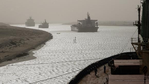 El canal de Suez es la vía artificial más larga del mundo y por donde transitan cada día un promedio de 50 barcos. (Foto: AFP)