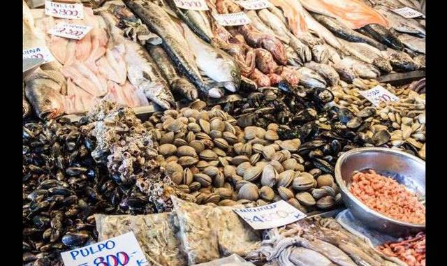 Fotos 6 | MERCADO CENTRAL – SANTIAGO, CHILE. El Mercado Central de Chile, que se encuentra bajo un techo de estilo modernista, data de 1872, siendo uno de los mercados de pescado más extraordinarios que se pueden visitar en toda Sudamérica. Venir aquí es 