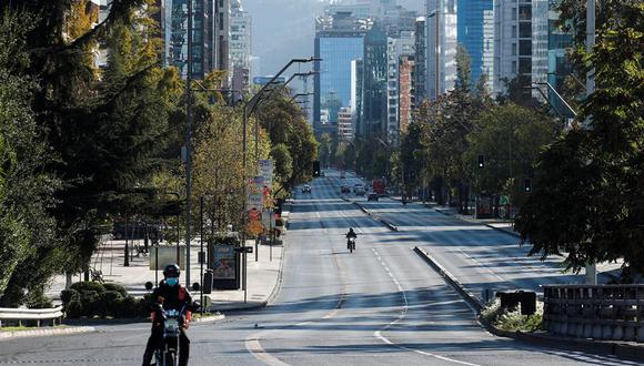 Dos motociclistas transitan por una avenida casi vacía durante la cuarentena obligatoria decretada en prácticamente todo Chile ante el avance de la pandemia de coronavirus covid-19. (Foto: EFE/Alberto Valdés).