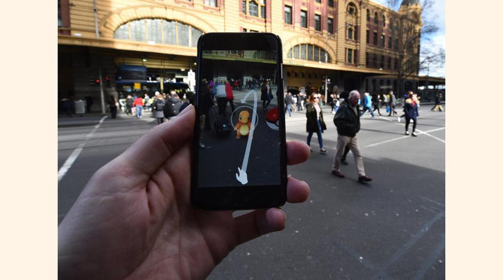 Una persona jugando al nuevo &#039;Pokemon Go&#039; en las calles de Melbourne, Australia.(Foto: EFE)