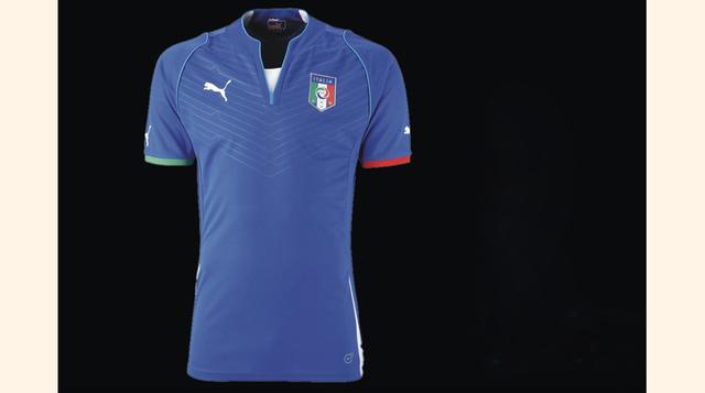 Italia presentó un modelo muy clásico en este Mundial. Esta selección conservó su tradicional azul intenso con el cuello que se usaba en los años treinta. (Foto: Lapelota)