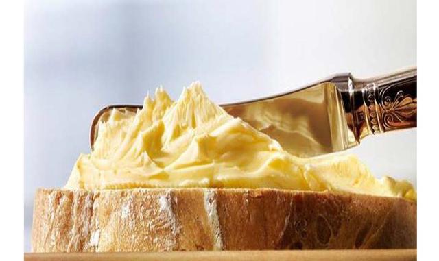 Impuesto por grasas saturadas. Como una medida para prevenir problemas de salud entre su población, el gobierno de Dinamarca anunció en octubre de 2011 el aumento de impuestos a productos como la mantequilla o el aceite.