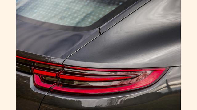 Cuesta notar algunos cambios porque son muy pequeños, pero el efecto combinado es de una gran mejora. Se trata de un auto de aspecto más parecido al 911 que todo los sedanes anteriores. La versión 2017 es el Panamera más atractivo desde su debut en el 200