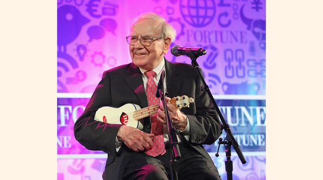 Como si de un hawaiano autóctono se tratara, Warren Buffett toca el ukelele. De hecho, el prestigioso empresario ha hecho un dueto con Bon Jovi e incluso hizo una canción dedicada a Coca Cola. (Foto: Forbes)