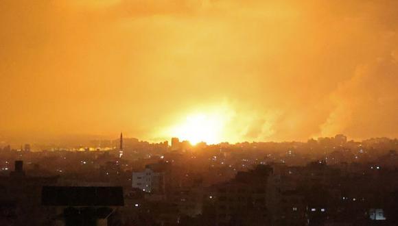 Una explosión ilumina el cielo después de un ataque aéreo israelí en Beit Lahia, en el norte de la Franja de Gaza, el 14 de mayo de 2021. (MOHAMMED ABED / AFP).