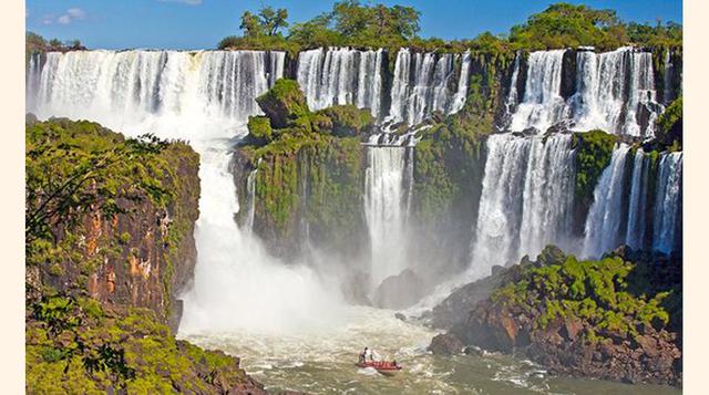Puerto Iguazú, Argentina. Situada en las Tres Fronteras, donde se juntan Brasil, Paraguay y Argentina, Puerto Iguazú se conecta con Brasil por el puente Tancredo Neves. Alberga el Museo Imágenes de la Selva, el Museo Mbororé, un centro de rehabilitación d