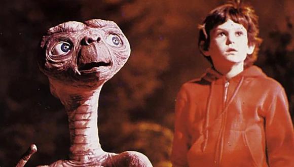 E.T. anhela volver a casa, en una galaxia a tres millones de años luz de la tierra y con la que intenta comunicarse.