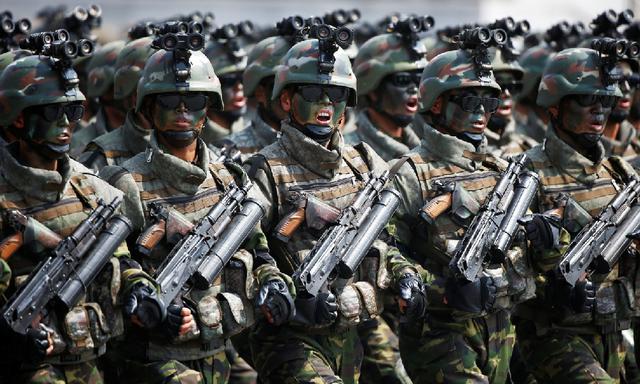 Los soldados norcoreanos de las fuerzas especiales marchan y gritan consignas durante un desfile militar. Resaltan las gafas de visión nocturna montadas en los cascos de los soldados (foto: Reuters).