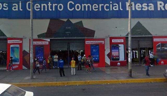 FOTO 6 | El centro comercial Mesa Redonda, ubicado en Las Malvinas, quiere dejar de ser conocido como el lugar de venta de celulares robado y buscará cambiar esa imagen ingresando a competir en el mercado de smartphones con marca propia al traer equipos móviles de los mismos fabricantes de Huawei o Apple. (Foto: Difusión)
