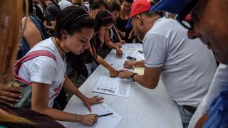 Oposición venezolana dice que validó firmas para revocatorio contra Maduro