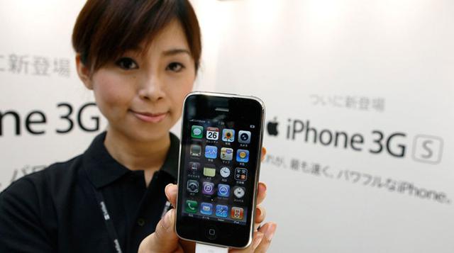 3. iPhone 3GS. Fue lanzado el 19 de junio de 2009 con 3,5 pulgadas para su pantalla. Con este equipo arrancó la era de la "S" (Speed): mismo diseño, mejores componentes internos. Y es que este iPhone era el doble de potente que sus dos predeceso