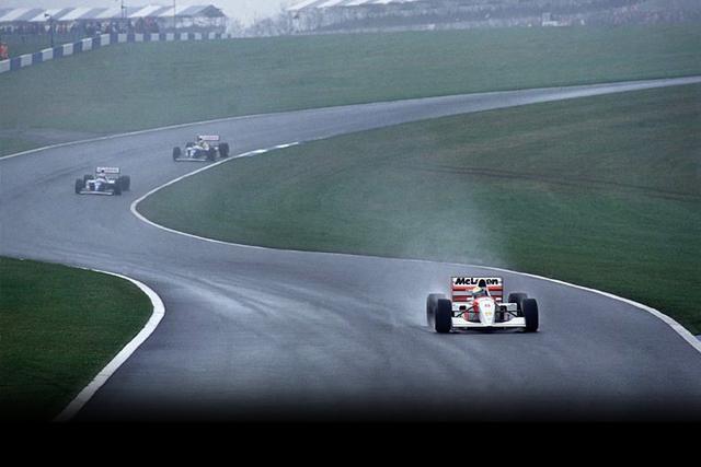 Donington Park 1993, tal vez su victoria más espectacular. Demostrando que en lluvia no tenía rivales, le sacó una vuelta de ventaja a todos los autos en pista. Menos a Damon Hill, quien llegó en segundo lugar. (Foto: f1fanatic