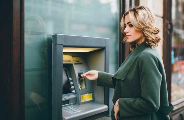 FOTO 6 | EVITA LAS TARIFAS ASTRONÓMICAS DE LOS CAJEROS AUTOMÁTICOS. Usar los cajeros automáticos en el extranjero puede traducirse rápidamente en pagar costosas tarifas por estar fuera del área de cobertura. Para evitar los cargos innecesarios, considera la posibilidad de crear una cuenta en línea con Charles Schwab Bank, que no impone un cargo por servicio mensual y permite a los viajeros recuperar los costos del uso de los cajeros automáticos sumados por proveedores externos al final de cada período de estado de cuenta. Otra manera fácil de mantenerte preparado: busca cajeros automáticos que estén dentro de la red de tu tarjeta para asegurarte de recibir un tipo de cambio más favorable para cada transacción. Mientras que algunos cajeros automáticos cobran una tarifa de transacción estándar (alrededor de 1 a 6 dólares), otros cobran un porcentaje por cada retiro (alrededor de 1 a 3 por ciento), por lo que vale la pena hacer tu tarea y sacar cantidades mayores para minimizar las tarifas. (Foto: Getty)