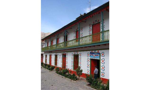 ANTIOQUIA. Es uno de los pueblos más acogedores de la sierra de Lima, y se encuentra a 65 kilómetros de la capital peruana. Las casas cuentan con lindas fachadas de flores y múltiples colores. Este lugar es soleado casi todo el año y brinda a los turistas