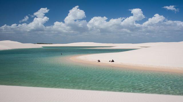 Durante la época de lluvias, el Parque Nacional Lençois Maranhenses, en Maranhão (Brasil), es un espectáculo inolvidable. Gracias a los casi 47 milimetros de lluvia que recibe cada año, piscinas se forman entre sus enormes dunas, lo que crea miles de lagu