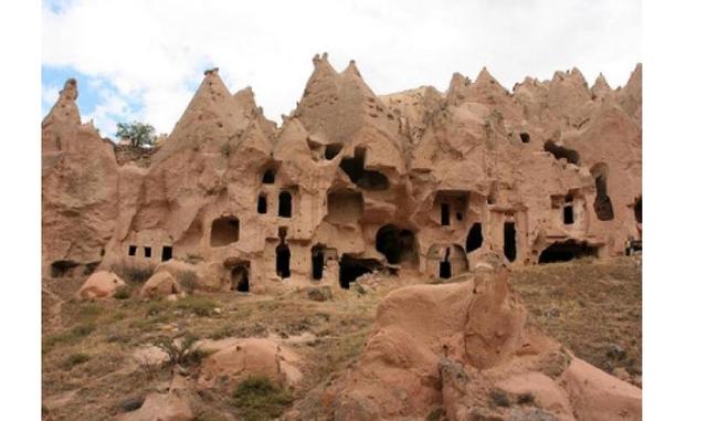 Capadocia. Localizada en la provincia de Anatolia, en Turquía. Este sitio se caracteriza por su forma geológica. En ella se encuentra labrada una ciudad subterránea. Se pueden observar casas, iglesias, algunas chimeneas y ventanas; además, cuenta con sala