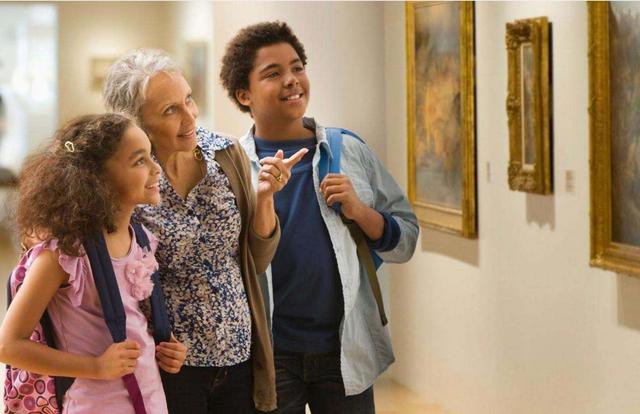 FOTO 34 | VISITA MUSEOS GRATUITOS Y ÚNETE A LOS RECORRIDOS A PIE QUE SON GRATUITOS. Para quienes aman la cultura, pagar para ingresar en instituciones culturales puede sumar costos rápidamente. En lugar de pagar altas tarifas de admisión, busca los museos de arte que están afuera de los circuitos muy visitados y que ofrecen la entrada gratuita para reducir los costos. Por ejemplo, el Centro Getty de Los Ángeles, el Museo de Arte de Cleveland y los museos Smithsonian en el Distrito de Columbia son gratuitos. Y en Europa, la Tate Modern y la National Gallery de Londres se pueden explorar sin pagar costo alguno. Si prefieres unirte a un grupo dirigido por un experto guía, considera buscar en línea en FreeToursbyFoot.com para descubrir recorridos que se hacen a pie y son gratuitos en las principales metrópolis, como Nueva Orleans y París. ¿Prefieres vagar por tu cuenta? Consulta la aplicación VoiceMap, que ofrece recorridos temáticos en muchas ciudades. (Foto: Getty)