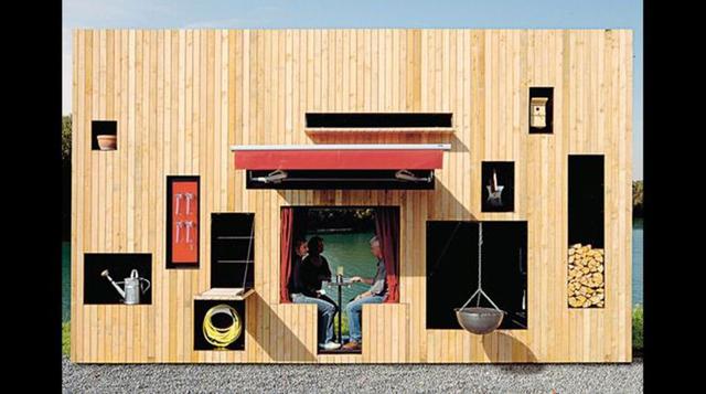 Esta construcción inflable y transportable se encuentra en un campo de Essex, Reino Unido. Diseñado para un proyecto local, los residentes pueden reunirse en su interior. "Es brillante, atractivo y divertido, con su forma de insecto o mariposa, extra