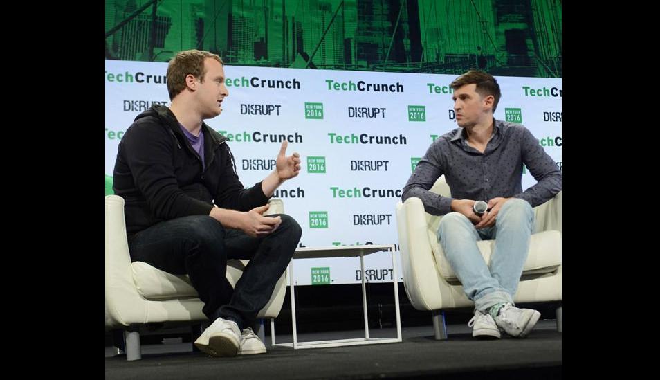 FOTO 1 | Mantener contacto visual desde el primer momento. “En TED, nuestro principal consejo para los ponentes es mantener un contacto visual regular con los miembros de la audiencia”, escribe Anderson. Los speakers deben generar confianza si quieren conectar con la audiencia.