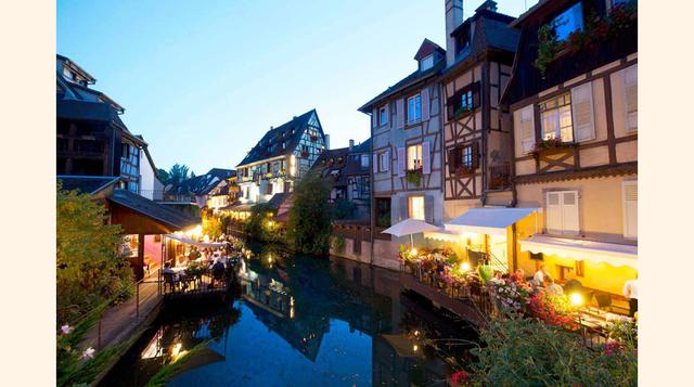 Colmar, Francia, es una de las “pequeñas Venecias” de Francia, un pueblo de cuento donde el protagonista es el color. Prepárate para una ciudad animada y fronteriza, típica de laalta Alsacia, y recuerda que desde la Edad Media, esta ciudad cercana al Rhin