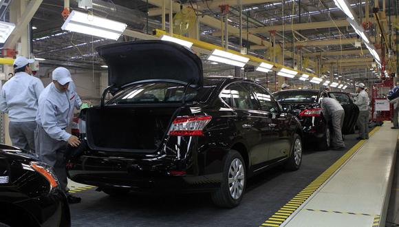 Los empleados trabajan en una línea de producción antes de la inauguración de la nueva planta de Nissan en Aguascalientes, México. REUTERS/Henry Romero (MEXICO - Tags: TRANSPORT BUSINESS EMPLOYMENT)