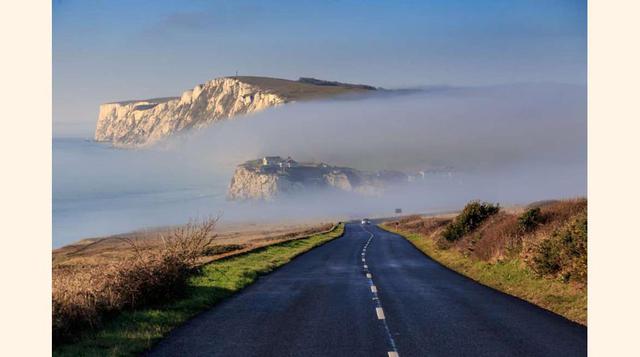 FOTO 2 | The Military Road es la sección de la carretera regional A3055 que discurre paralela a la costa sur de la isla de Wight, entre el pueblo de Chale, hacia el este, y Freshwater Bay (en la foto), en dirección oeste. Fue construida por los militares 