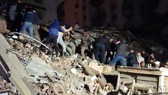 Los rescatistas buscan víctimas de un terremoto de magnitud 7,8 que sacudió Diyarbakir, en el sureste de Turquía. (Foto: Mahmut BOZARSLAN / AFPTV / AFP)