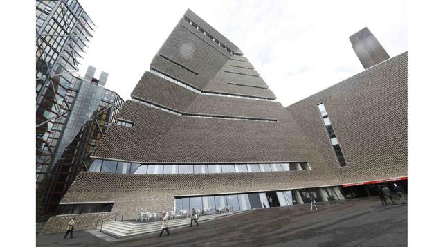 A partir del viernes, el público podrá visitar la extensión con forma de pirámide creada por la firma de arquitectura suiza Herzog & de Meuron, cuya construcción costó 260 millones de libras esterlinas (367 millones de dólares). (Foto: AP)