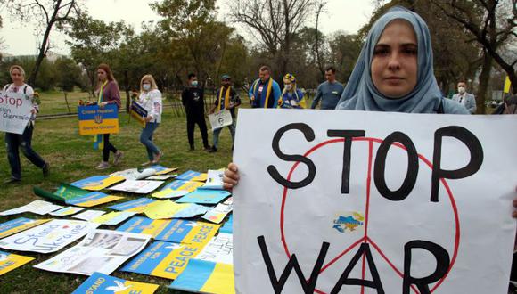 Ciudadanos paquistaníes y extranjeros sostienen pancartas durante una protesta contra la operación militar rusa en Ucrania, en Islamabad, Pakistán, el 02 de marzo de 2022. (Foto: EFE/EPA/SOHAIL SHAHZAD)