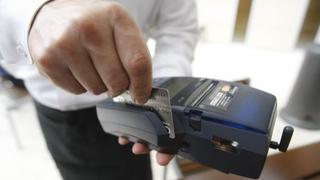 Restringirán descuento en planilla de empleados públicos por deudas con tarjetas