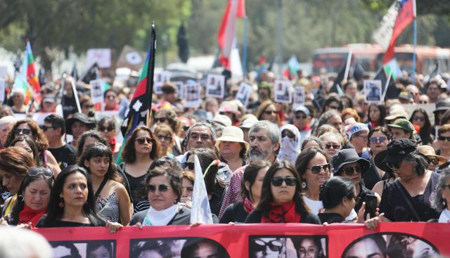 “No se puede gobernar con un 6 % de popularidad”, agregó la activista Valdés, cuya organización presentará en los próximos días una querella contra el mandatario. (Foto: EFE)