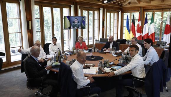 Los líderes del G7 escuchan al presidente de Ucrania, Volodymyr Zelensky, durante su sesión de trabajo el 27 de junio de 2022 en el castillo de Elmau, en el sur de Alemania. (BENOIT TESSIER / POOL / AFP).