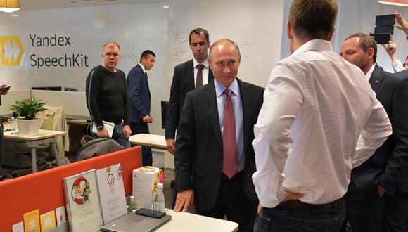 El presidente ruso Vladimir Putin (cent) en la sede de la compañía Yandex en Moscú el 21 de septiembre de  2017. (Alexei Druzhinin, Sputnik, Kremlin Pool Photo via AP)