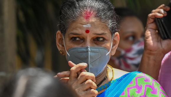 Los residentes hacen cola frente a un centro de vacunación para recibir una dosis de la vacuna Covishield contra el coronavirus en Mumbai (India), el 26 de mayo de 2021. (Punit PARANJPE / AFP).