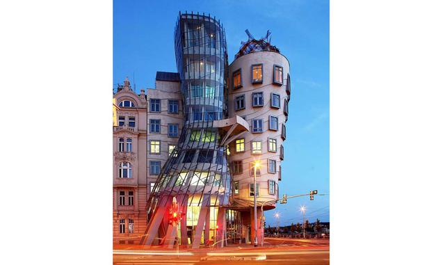 CASA DANÇANTE – REPÚBLICA CHECA. Originalmente se llamaba «Fred y Ginger» porque parece una pareja de bailarines. Es un edificio de oficinas inspirado en el neobarroco, neogótico y art nouveau.