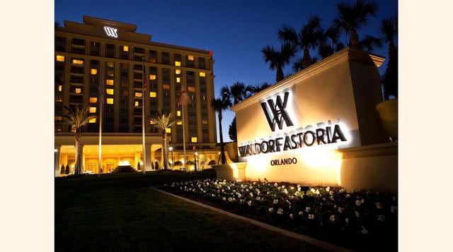 Waldorf Astoria Orlando, Estados Unidos. Este hotel ha recibido altas calificaciones debido a la calidad de sus servicios en las habitaciones, que van mucho más allá del jabón y el champú al ofrecer mascarillas faciales, bálsamo labial o crema para las ma
