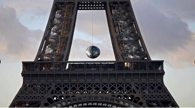 1944. En 1994, la torre logra sobrevivir a un incendio provocado por las autoridades alemanas durante la ocupación en la Segunda Guerra Mundial. Sin embargo, tras la contienda comenzó su resurgir internacional, así como el aumento de visitantes. Para ello