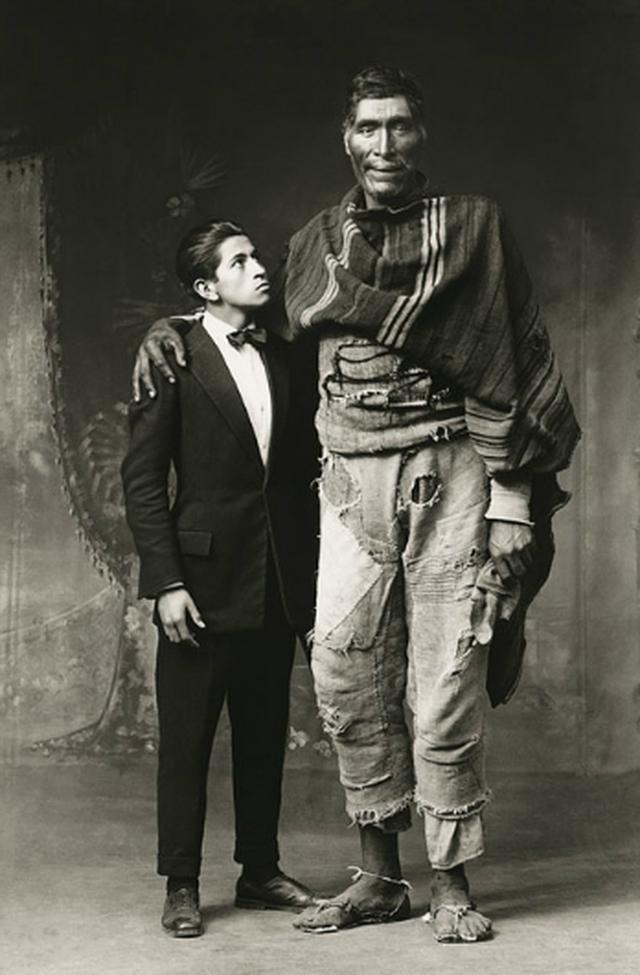 Juan de la Cruz Sihuana con Victor Mendivil” – 1925