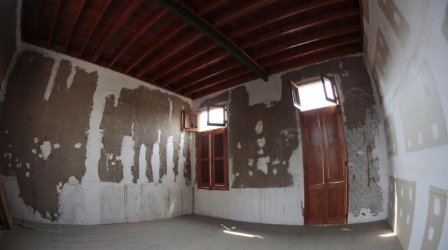 El ingreso principal al edificio de oficinas a través de un lobby de doble altura sobre prolongación Tacna y una oficina en el primer piso de la Casa Ostolaza. El ingreso a los estacionamientos se realiza por pasaje Inclán.